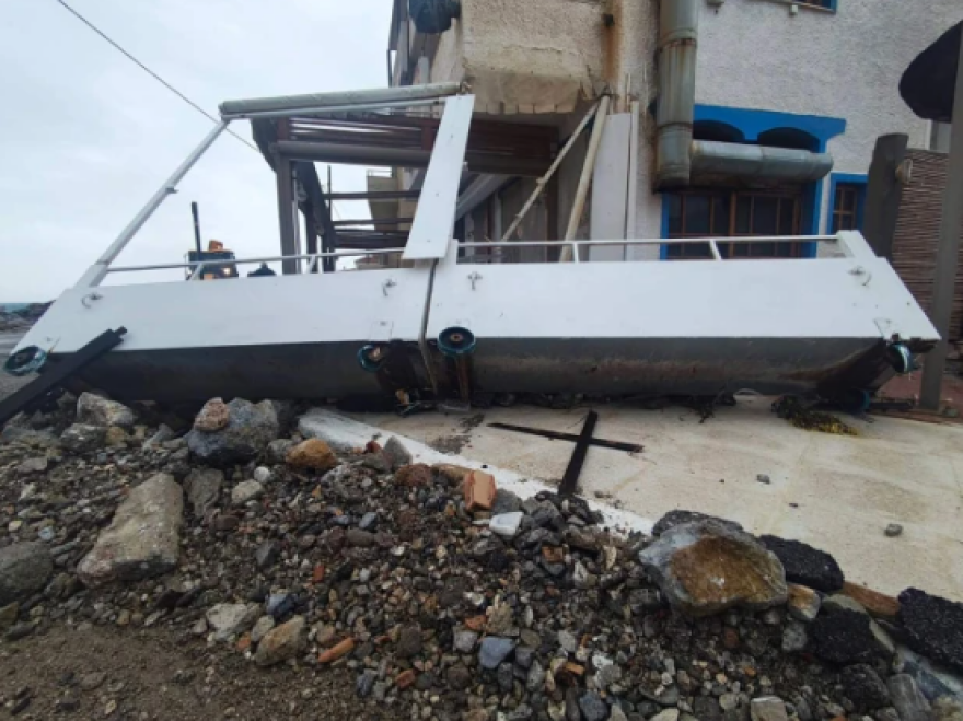 Καταστροφές στην Παλαιοχώρα Χανίων από την κακοκαιρία, η θάλασσα μπήκε σε καταστήματα