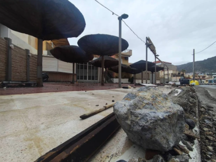 Καταστροφές στην Παλαιοχώρα Χανίων από την κακοκαιρία, η θάλασσα μπήκε σε καταστήματα