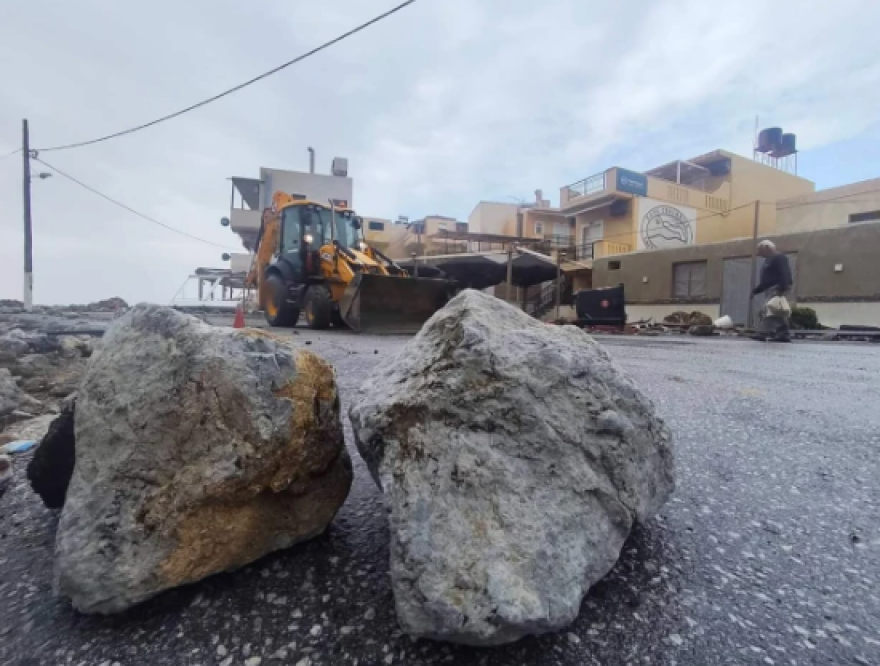 Καταστροφές στην Παλαιοχώρα Χανίων από την κακοκαιρία, η θάλασσα μπήκε σε καταστήματα