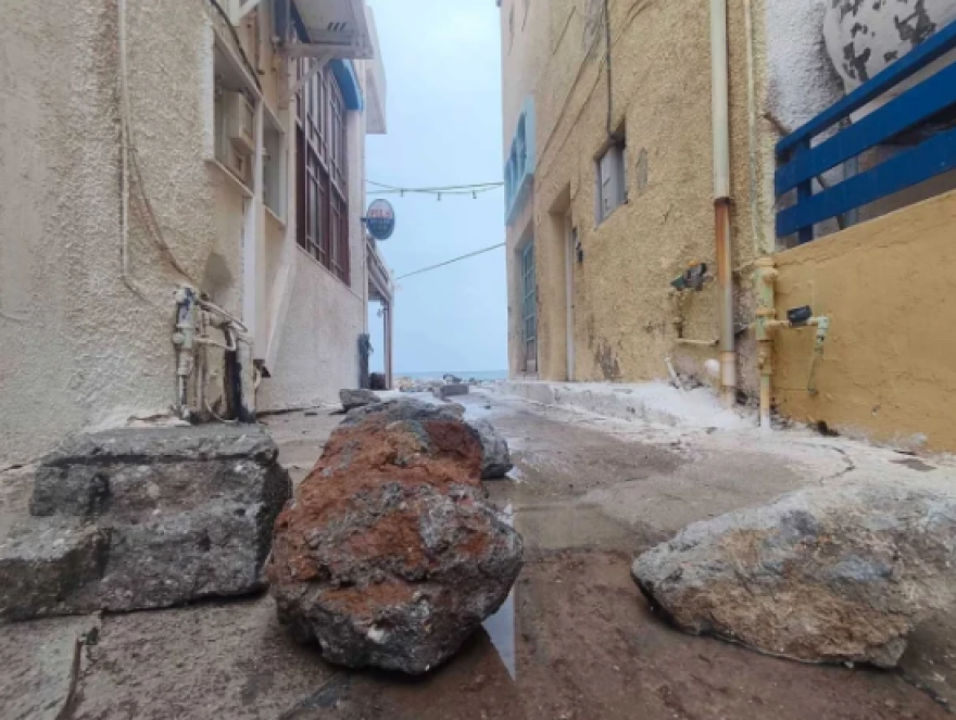 Καταστροφές στην Παλαιοχώρα Χανίων από την κακοκαιρία, η θάλασσα μπήκε σε καταστήματα