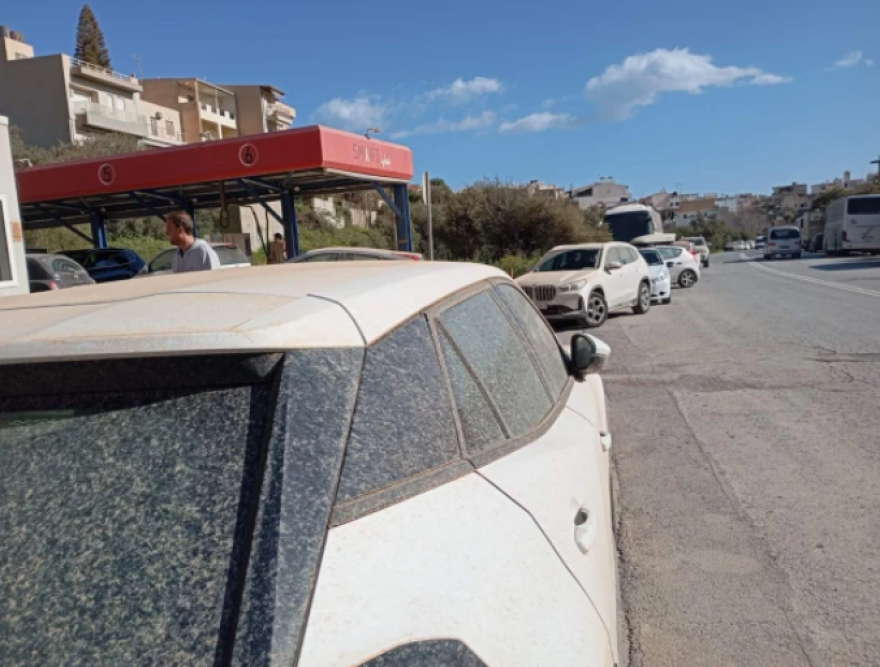 Ηράκλειο: Ουρές στα πλυντήρια αυτοκινήτων μετά την αφρικανική σκόνη που κάλυψε την Κρήτη