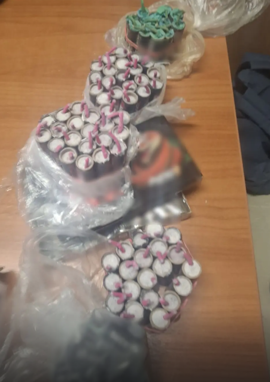 Κατασχέθηκαν 794 κροτίδες και συνελήφθησαν τρεις ανήλικοι στην Αθήνα, δείτε φωτογραφίες