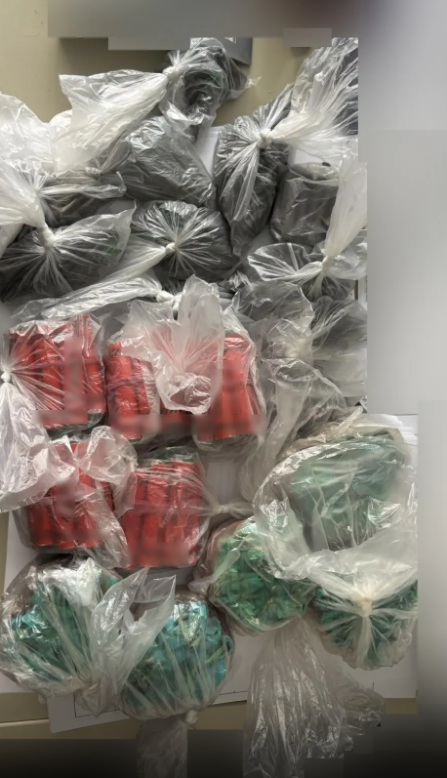 Κατασχέθηκαν 794 κροτίδες και συνελήφθησαν τρεις ανήλικοι στην Αθήνα, δείτε φωτογραφίες