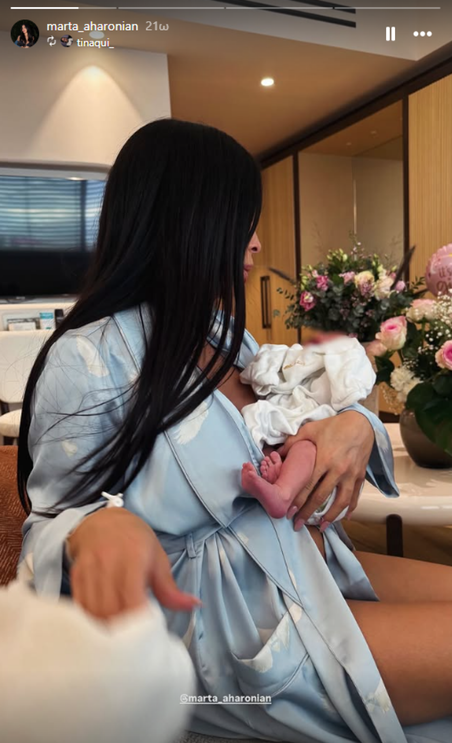 Snik: Το φιλί με τη σύντροφό του και οι φωτογραφίες με τη νεογέννητη κόρη τους