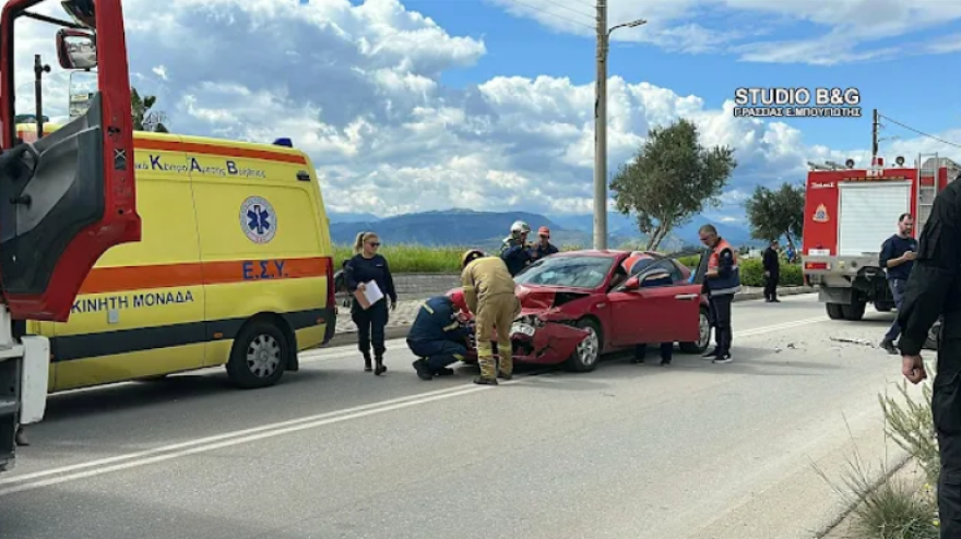 Σοβαρό τροχαίο στο Ναύπλιο, τραυματίστηκε οδηγός αυτοκινήτου