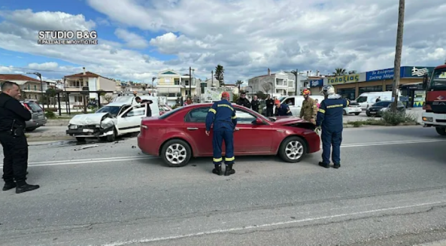 Σοβαρό τροχαίο στο Ναύπλιο, τραυματίστηκε οδηγός αυτοκινήτου