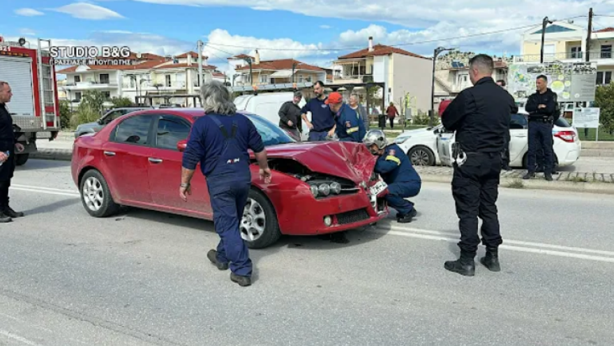 Σοβαρό τροχαίο στο Ναύπλιο, τραυματίστηκε οδηγός αυτοκινήτου