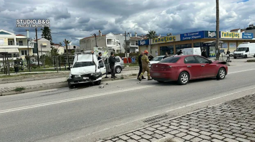 Σοβαρό τροχαίο στο Ναύπλιο, τραυματίστηκε οδηγός αυτοκινήτου