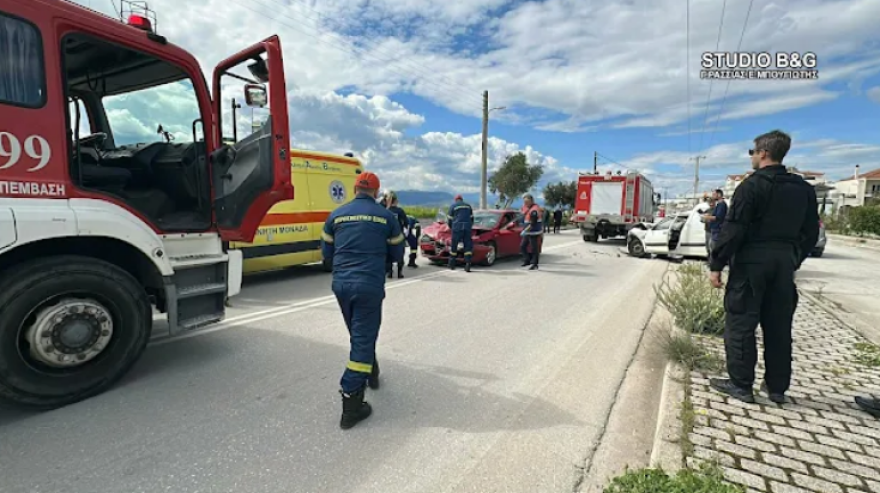 Σοβαρό τροχαίο στο Ναύπλιο, τραυματίστηκε οδηγός αυτοκινήτου