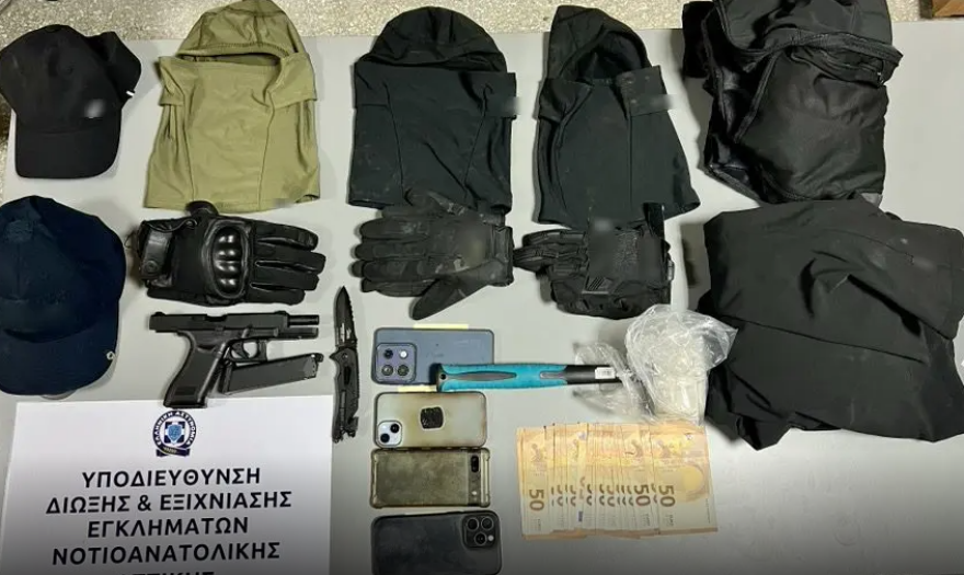 Με σφυρί, μαχαίρι και αεροβόλο απείλησαν αστυνομικούς στη Γλυφάδα, τρεις συλλήψεις