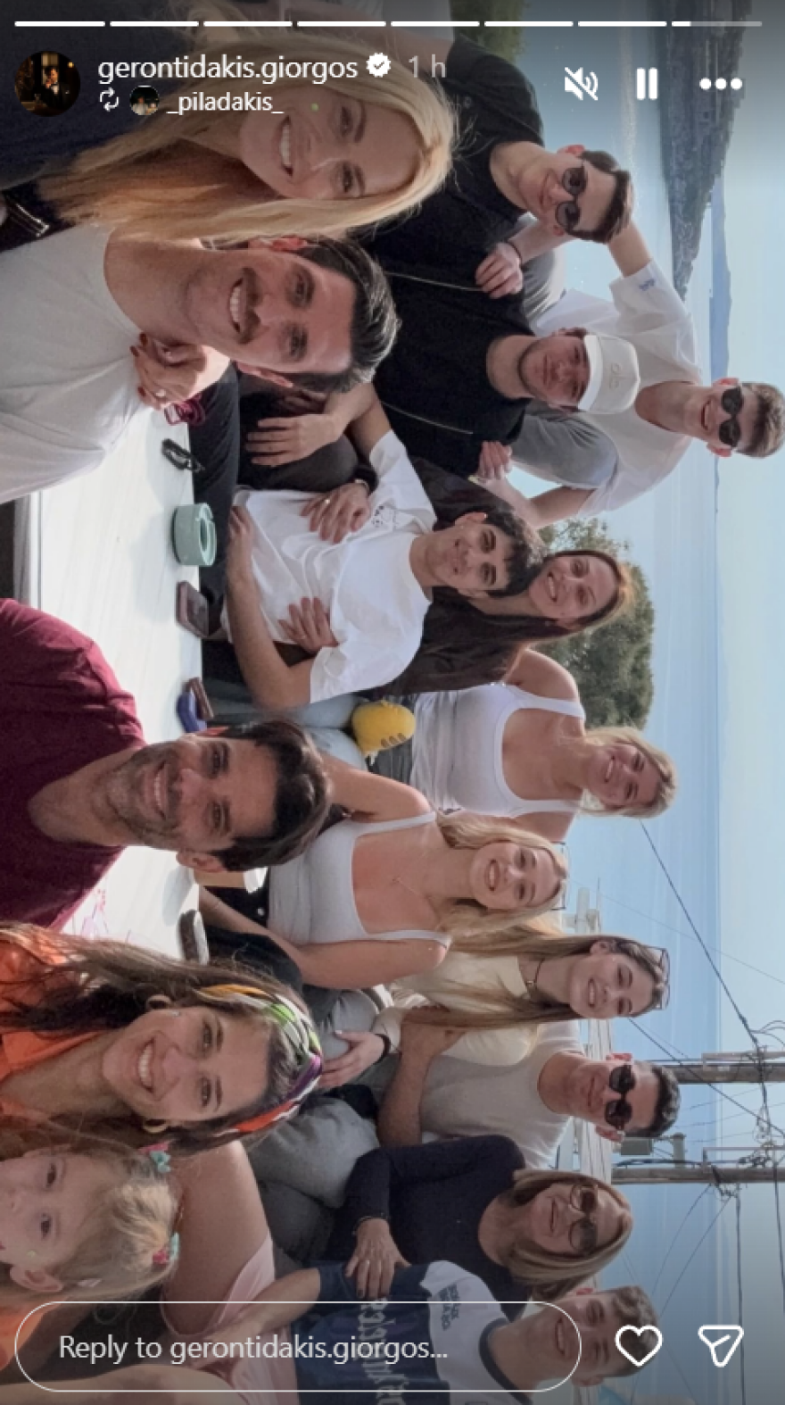 Ντορέττα Παπαδημητρίου και Γιώργος Γεροντιδάκης πιασμένοι χέρι χέρι στη Μύκονο