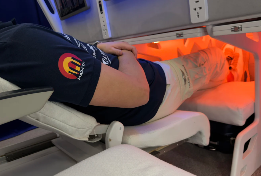 Διώροφα καθίσματα στα αεροπλάνα: Η πρόταση που χλευάστηκε, επανέρχεται και στοχεύει σε πιο άνετα και φθηνότερα ταξίδια