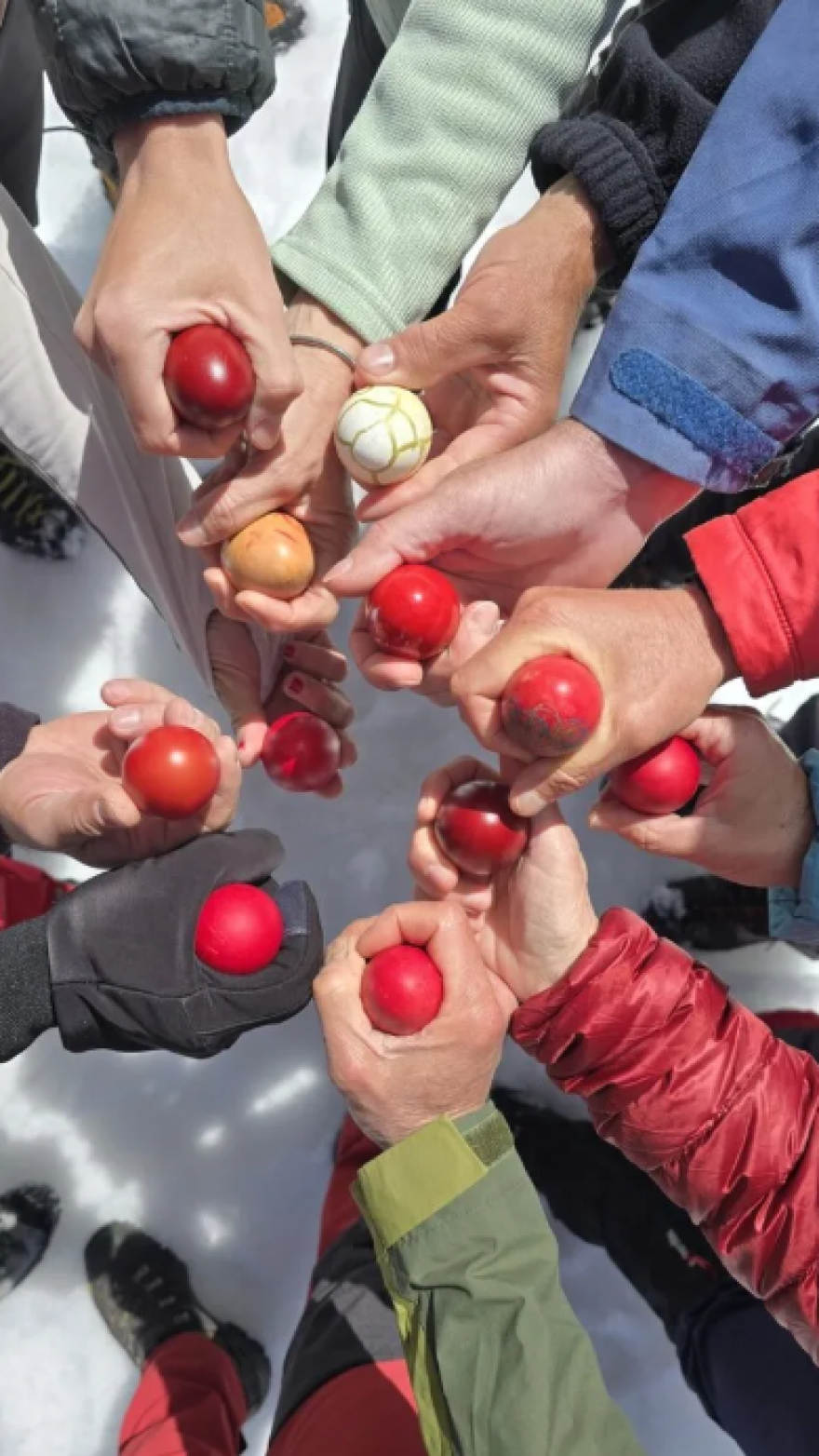 Τσούγκρισαν αυγά στην υψηλότερη κορυφή της Κρήτης, δείτε φωτογραφίες