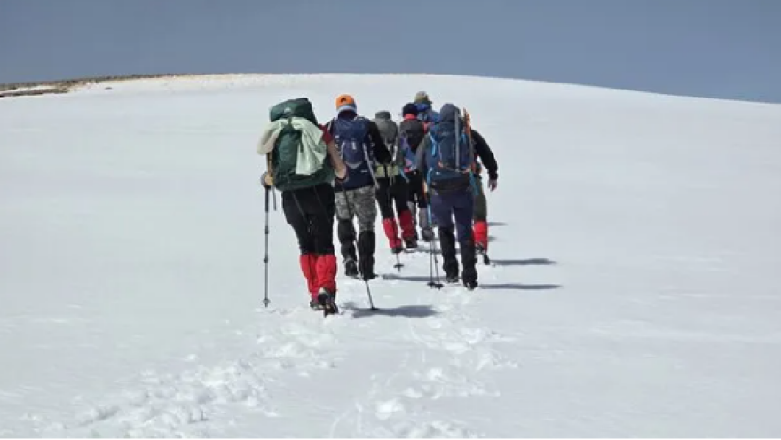Τσούγκρισαν αυγά στην υψηλότερη κορυφή της Κρήτης, δείτε φωτογραφίες