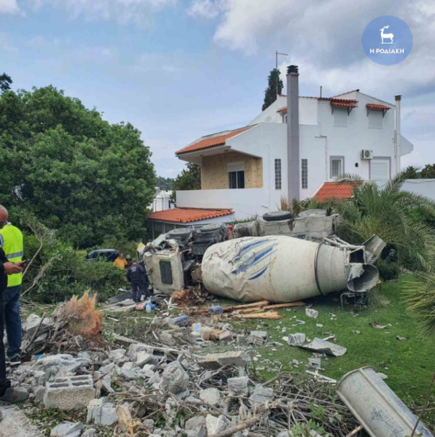 Μπετονιέρα κατέληξε σε αυλή σπιτιού στη Ρόδο, δείτε φωτογραφία