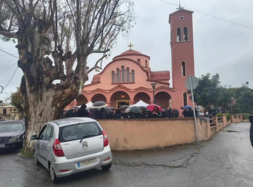 Θρήνος στην κηδεία της 43χρονης Ελευθερίας Γιακουμάκη, συντετριμμένη η οικογένειά της