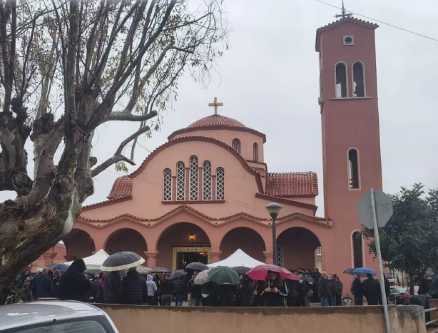 Θρήνος στην κηδεία της 43χρονης Ελευθερίας Γιακουμάκη, συντετριμμένη η οικογένειά της