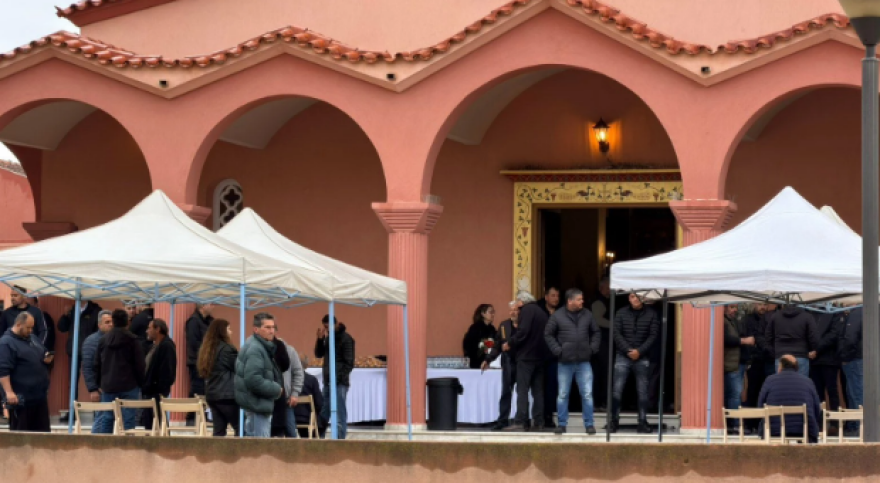 Θρήνος στην κηδεία της 43χρονης Ελευθερίας Γιακουμάκη, συντετριμμένη η οικογένειά της