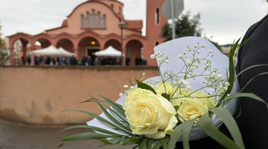 Θρήνος στην κηδεία της 43χρονης Ελευθερίας Γιακουμάκη, συντετριμμένη η οικογένειά της