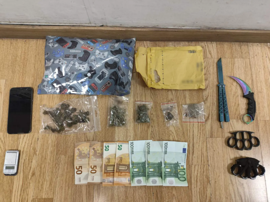 Συνελήφθη 19χρονος στην Αθήνα που επιχείρησε να εισάγει κάνναβη με δέμα για να την διακινήσει