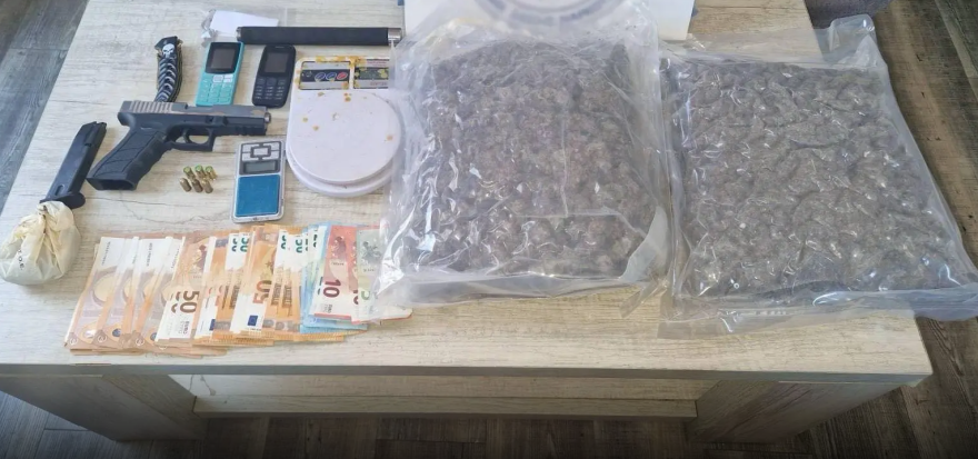 Δύο συλλήψεις για διακίνηση ναρκωτικών στην Πάτρα, κατασχέθηκαν πάνω από δύο κιλά κάνναβης και όπλο