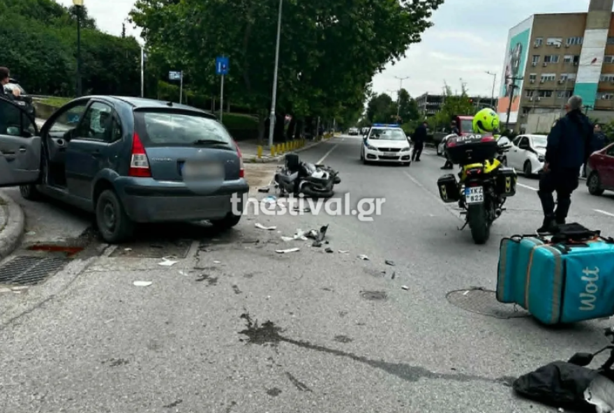 Σφοδρή σύγκρουση αυτοκινήτου με δύο μηχανές στη Θεσσαλονίκη, δύο σοβαρά τραυματίες στο νοσοκομείο