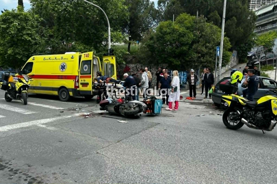 Σφοδρή σύγκρουση αυτοκινήτου με δύο μηχανές στη Θεσσαλονίκη, δύο σοβαρά τραυματίες στο νοσοκομείο