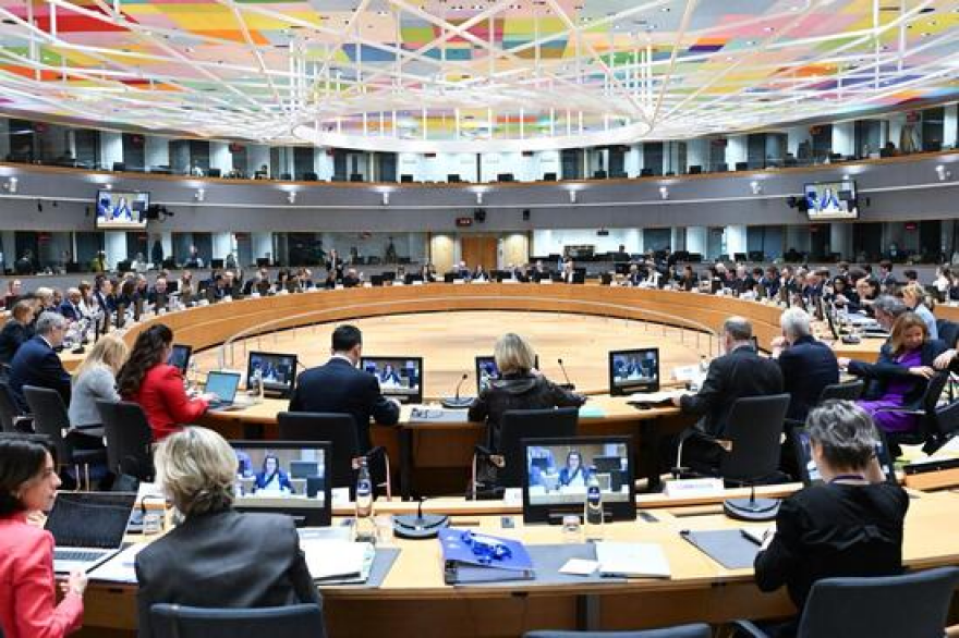 Ζαχαράκη: Η Ελλάδα πρωτοπορεί και θέτει αυστηρό πλαίσιο ηθικής και δεοντολογίας για την Τεχνητή Νοημοσύνη στα σχολεία