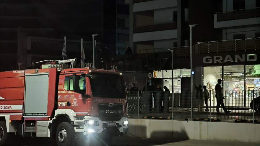 Υπό έλεγχο η φωτιά σε σούπερ μάρκετ στα Κάτω Πατήσια, δείτε βίντεο και φωτογραφίες