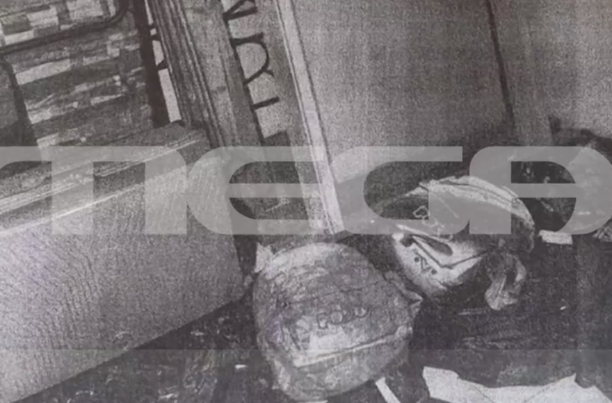 Εικόνες μέσα από το σπίτι με τις ακαθαρσίες στο Περιστέρι: «Έδινα σακούλες στα παιδιά επειδή είχαν γαστρεντερίτιδα» λέει η μητέρα