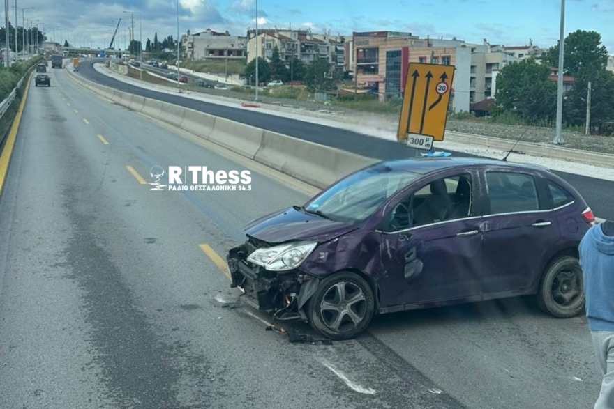 Φορτηγό συγκρούστηκε με αυτοκίνητο στον Περιφερειακό Θεσσαλονίκης, δείτε βίντεο