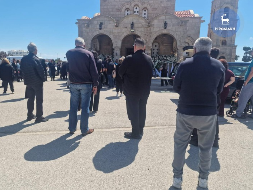 Θρήνος στην κηδεία της μητέρας και της κόρης που σκοτώθηκαν στο τροχαίο στη Ρόδο: «Γιατί τόσο άδικα;» λέει φίλη τους