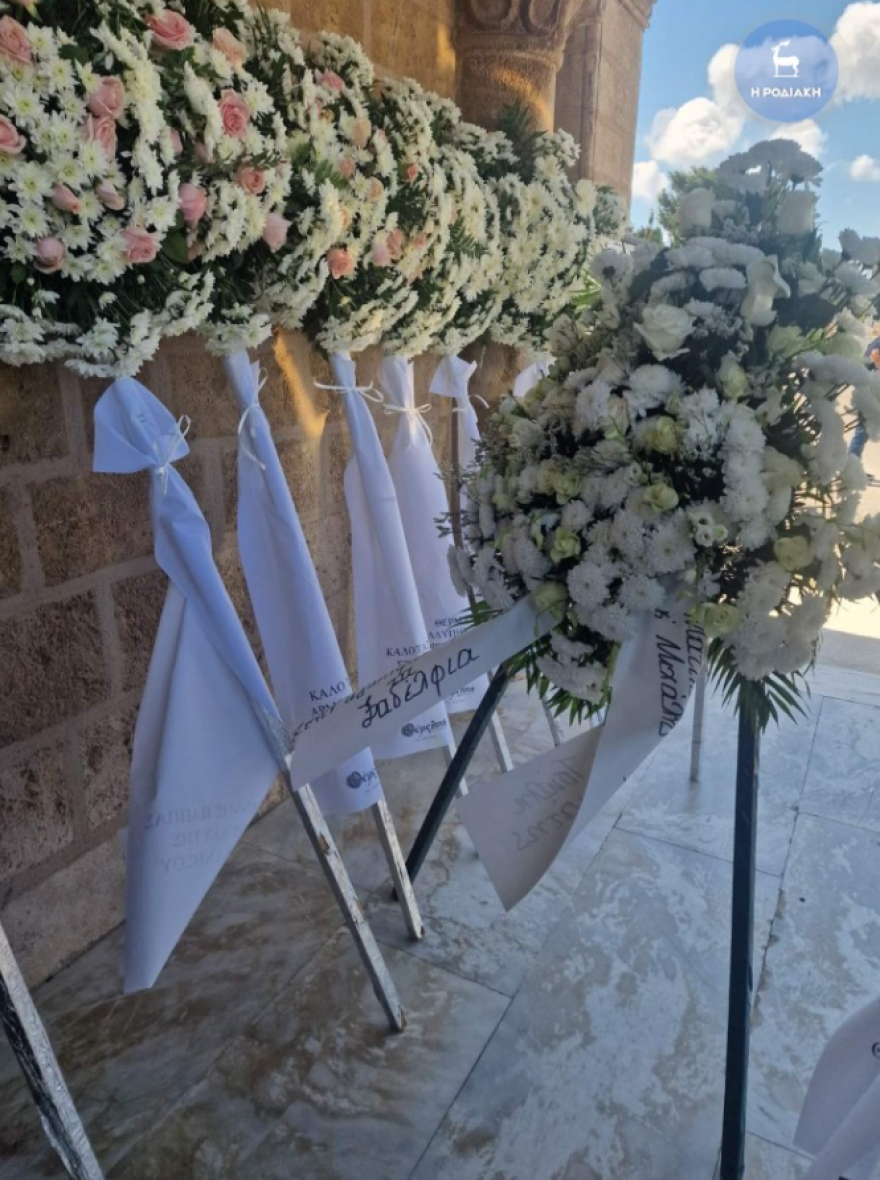 Θρήνος στην κηδεία της μητέρας και της κόρης που σκοτώθηκαν στο τροχαίο στη Ρόδο: «Γιατί τόσο άδικα;» λέει φίλη τους