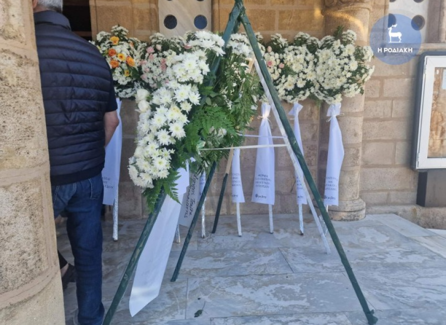 Θρήνος στην κηδεία της μητέρας και της κόρης που σκοτώθηκαν στο τροχαίο στη Ρόδο: «Γιατί τόσο άδικα;» λέει φίλη τους