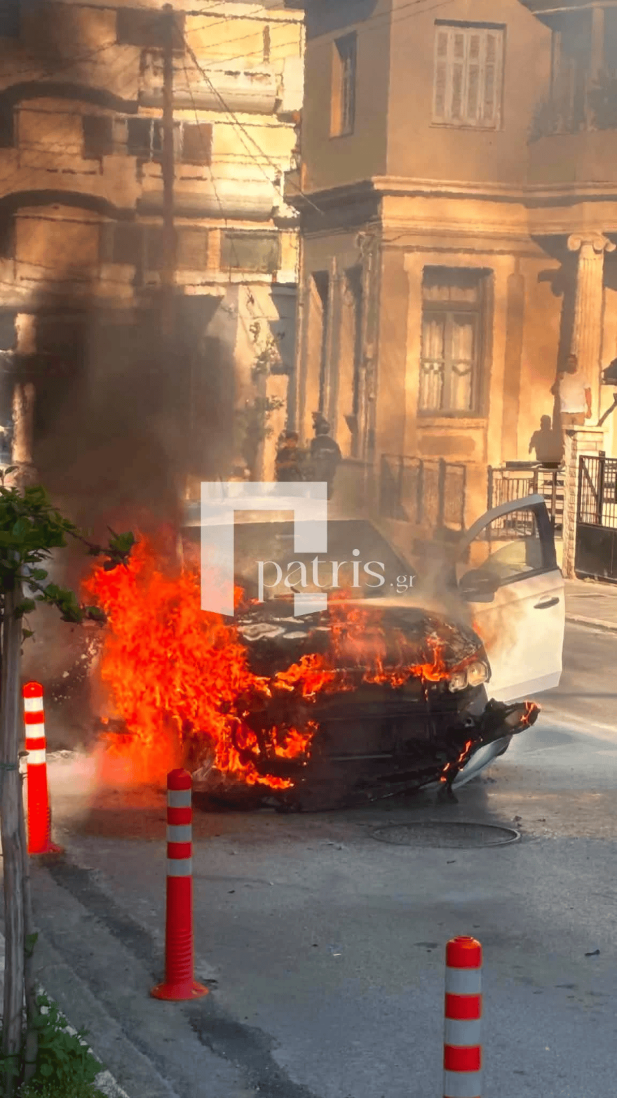 Παρανάλωμα του πυρός αυτοκίνητο στο κέντρο των Χανίων, δείτε φωτογραφίες