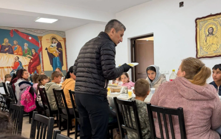 Συγκίνησε ο Λουτσέσκου: Πρόσφερε πάνω από 100 μερίδες φαγητού σε κοινότητα στη Ρουμανία στη μνήμη του πατέρα του