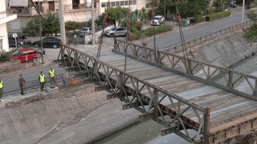 Οι Ενοπλες Δυνάμεις με τον Δήμο Νέας Φιλαδέλφειας έστησαν πεζογέφυρα στον Κηφισό μέσα στη νύχτα