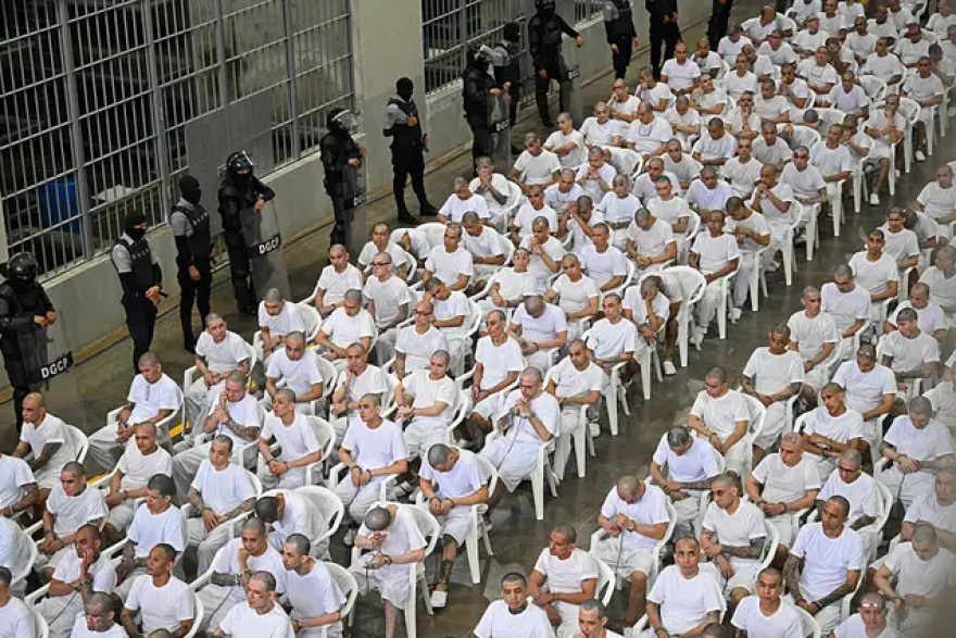 Η φυλακή που αποκαλείται «νεκροταφείο ζωντανών ανθρώπων»: Σπάνιες εικόνες από το διαβόητο CECOT του Ελ Σαλβαδόρ