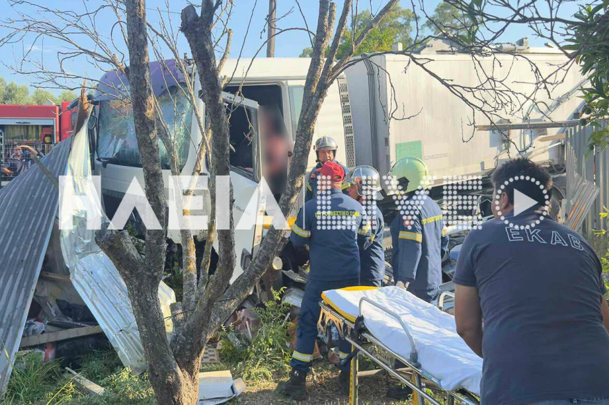 Οδηγός έχασε τον έλεγχο του φορτηγού επειδή τον τσίμπησε έντομο και έπεσε πάνω σε αποθήκες στα Λεχαινά