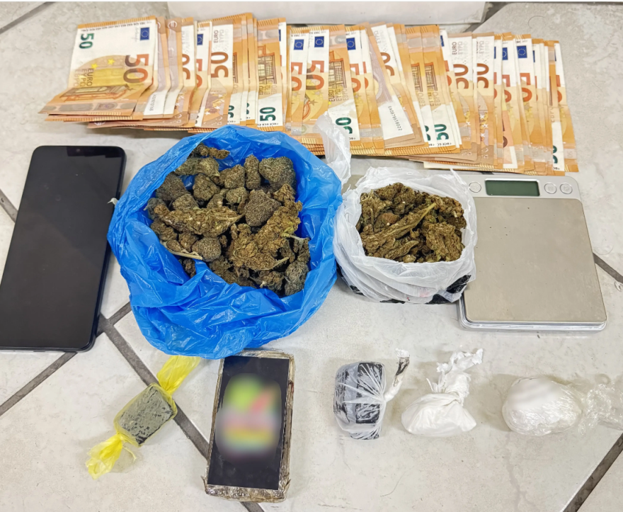 Σύλληψη για ναρκωτικά στη Θεσσαλονίκη, βρέθηκε κοκαΐνη, κάνναβη και ζυγαριά ακριβείας