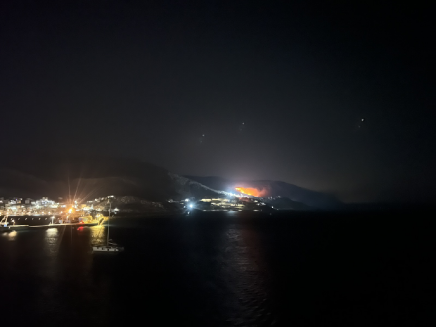 Υπό μερικό έλεγχο η πυρκαγιά σε χωματερή στα Γιανναχώραφα Καλύμνου, δείτε φωτογραφίες 