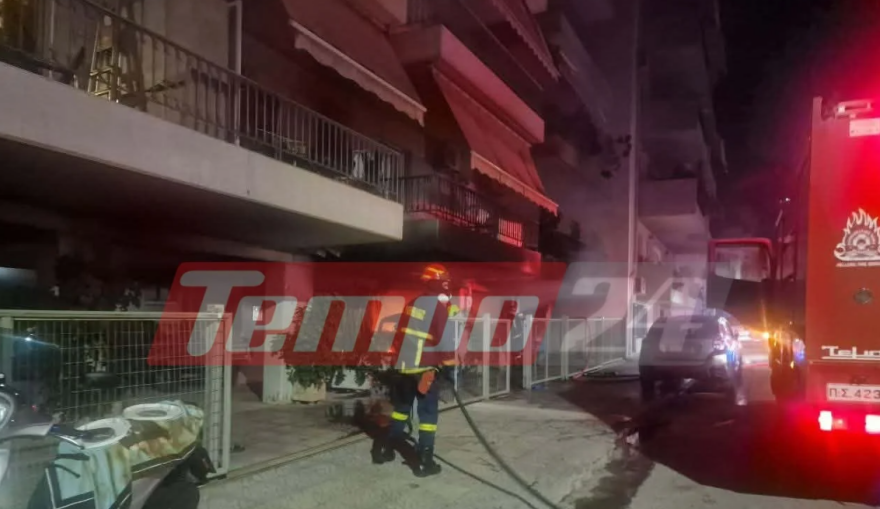 Πανικός σε πολυκατοικία στην Πάτρα από φωτιά σε μηχανή και δύο ΙΧ: Οι φλόγες έφτασαν μέχρι τον πρώτο όροφο, απεγκλωβίστηκαν 3 ένοικοι