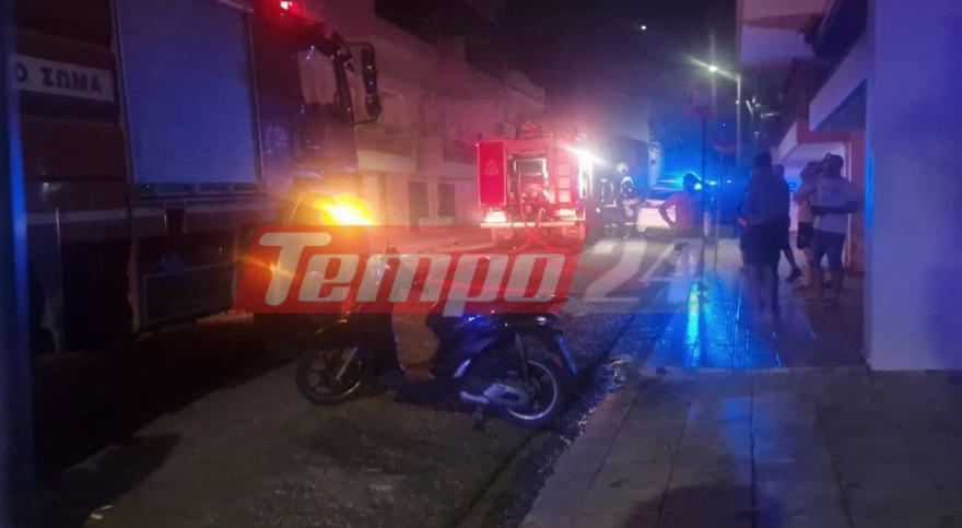 Πανικός σε πολυκατοικία στην Πάτρα από φωτιά σε μηχανή και δύο ΙΧ: Οι φλόγες έφτασαν μέχρι τον πρώτο όροφο, απεγκλωβίστηκαν 3 ένοικοι