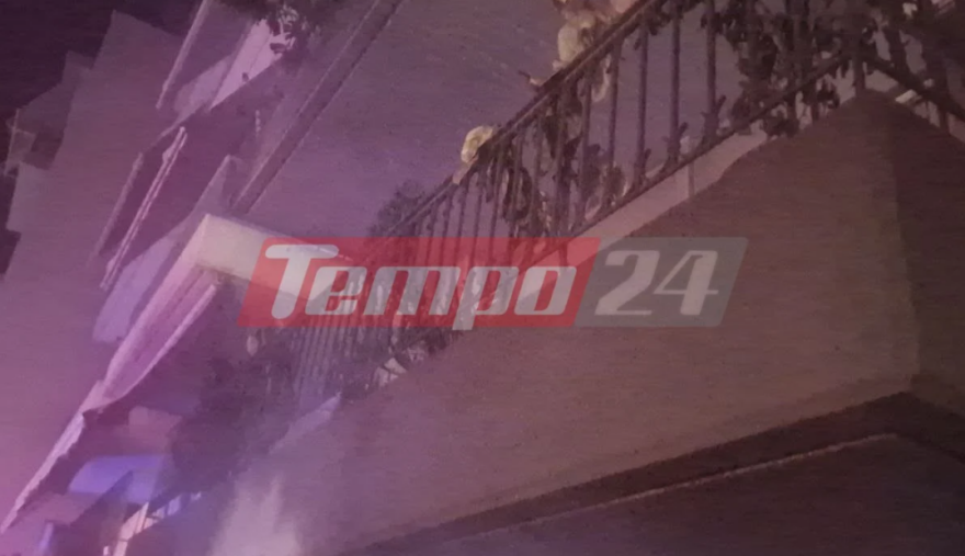 Πανικός σε πολυκατοικία στην Πάτρα από φωτιά σε μηχανή και δύο ΙΧ: Οι φλόγες έφτασαν μέχρι τον πρώτο όροφο, απεγκλωβίστηκαν 3 ένοικοι