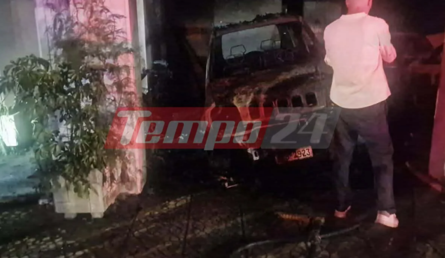 Πανικός σε πολυκατοικία στην Πάτρα από φωτιά σε μηχανή και δύο ΙΧ: Οι φλόγες έφτασαν μέχρι τον πρώτο όροφο, απεγκλωβίστηκαν 3 ένοικοι