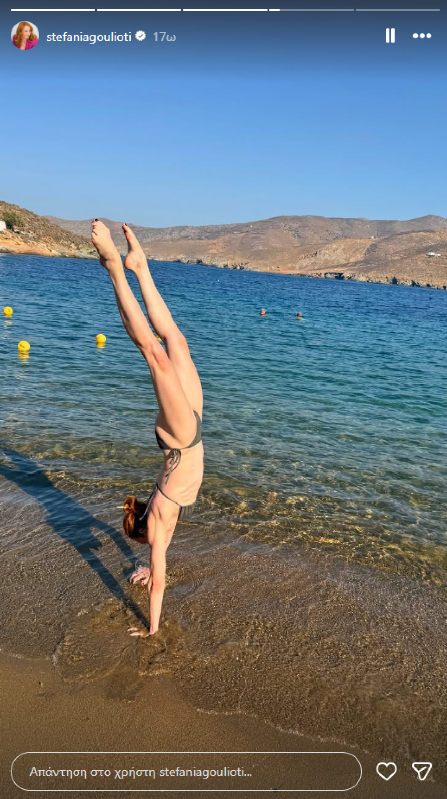 Η Στεφανία Γουλιώτη έκανε κατακόρυφο στην άμμο, δείτε φωτογραφίες