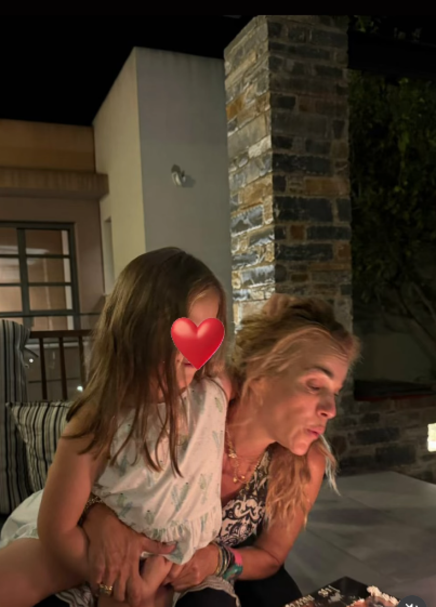 Τζένη Μπότση για τα γενέθλιά της: «Υποδέχομαι το 54ο έτος της ζωής μου χωρίς φίλτρα και χωρίς ντροπή», η έκπληξη που της έκαναν
