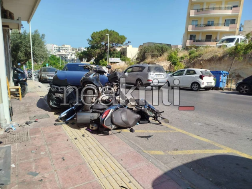 Αυτοκίνητο έπεσε πάνω σε σταθμευμένα οχήματα στο Ηράκλειο, προκάλεσε ζημιές σε ΙΧ και μηχανές