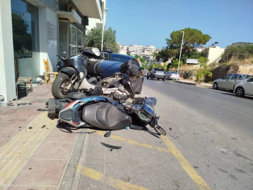 Αυτοκίνητο έπεσε πάνω σε σταθμευμένα οχήματα στο Ηράκλειο, προκάλεσε ζημιές σε ΙΧ και μηχανές