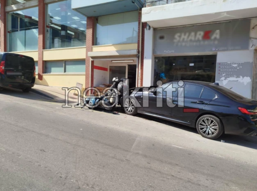Αυτοκίνητο έπεσε πάνω σε σταθμευμένα οχήματα στο Ηράκλειο, προκάλεσε ζημιές σε ΙΧ και μηχανές